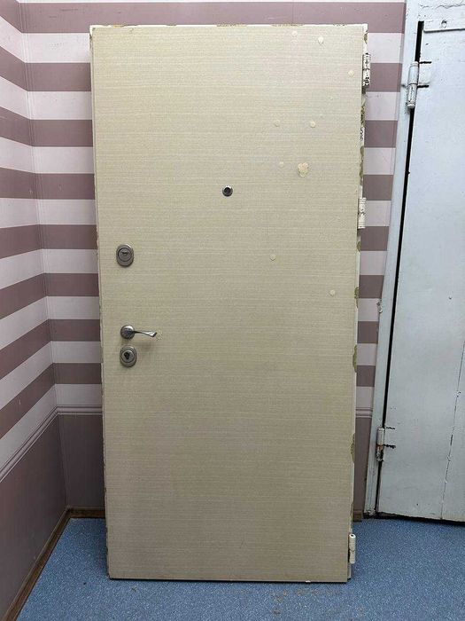 Вхідні броньовані двері 900×2060, 2 замки, 150 кг. Гарний стан