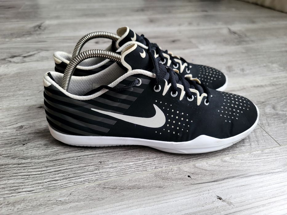 Продам фірмові кросівки Nike studio trainer