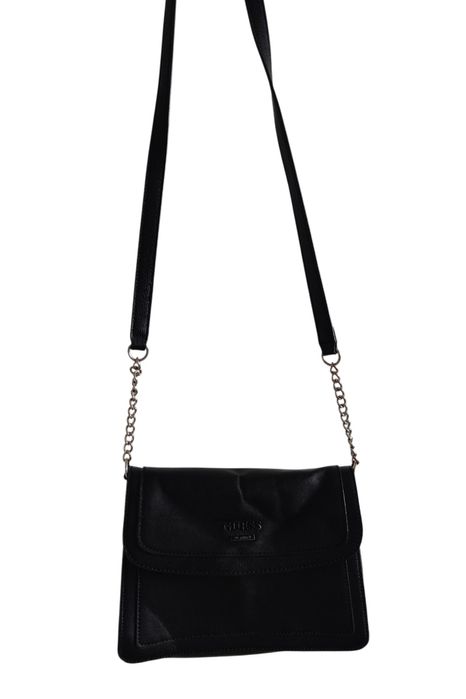 Markowa skórzana czarna torebka Guess na ramię kuferek