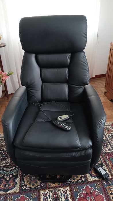 Cadeirão relax eléctrico geriátrico em pele sintética  encontra-se em bom estado, ideal para relaxar na sala de estar.