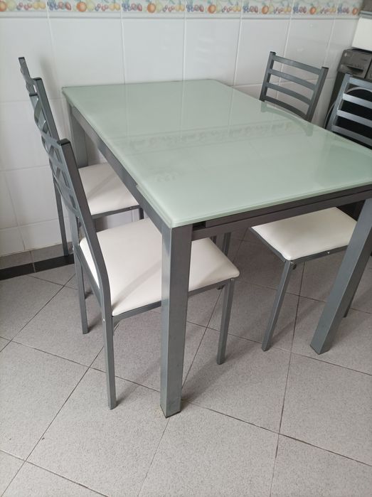 Mesa extensível+4 Cadeiras