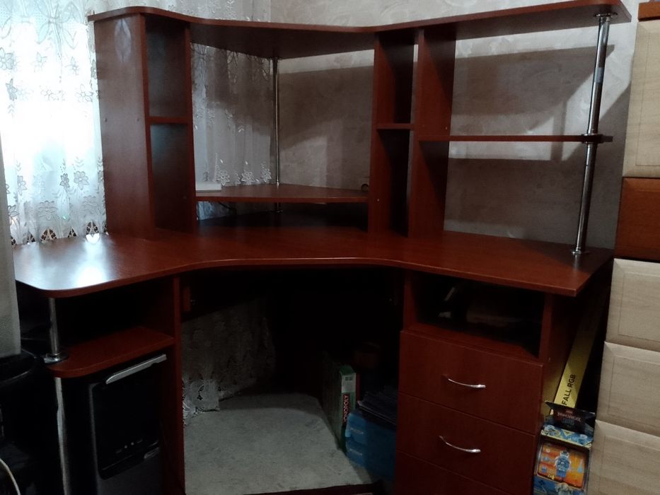 Продам стіл комп'ютерний в гарному стані за 1700 грн