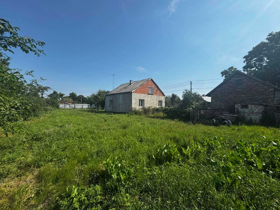 Продаж будинку з ділянкою в с.Лисиничі
