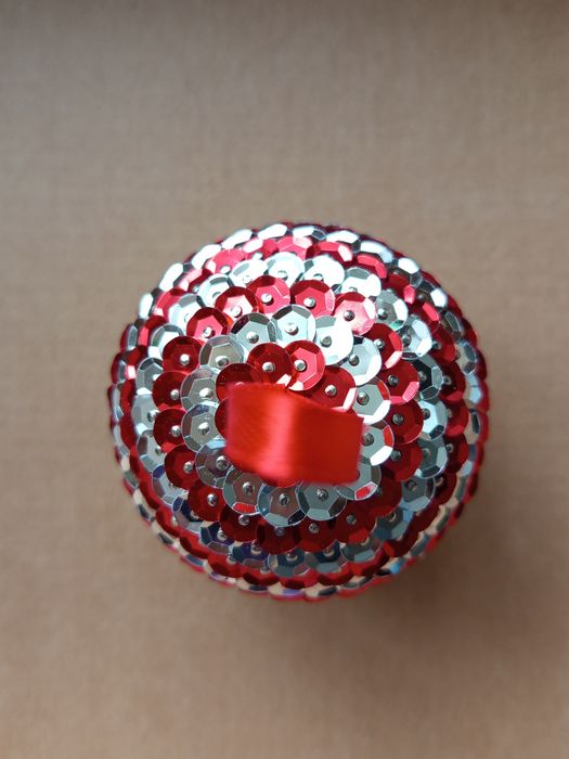 Bombka styropianowa z cekinami i ozdobną wstążką rękodzieło handmade