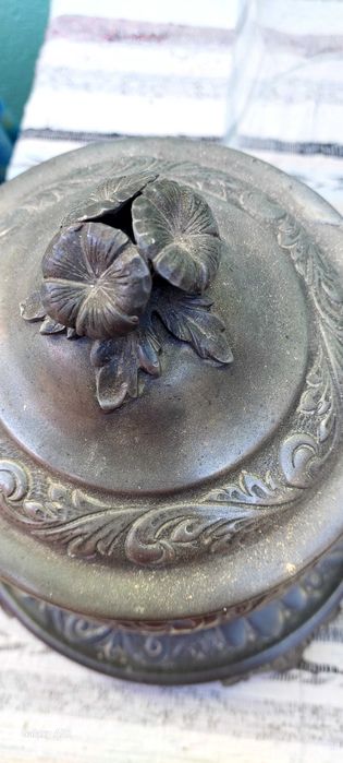 Antiguidade :terrina e prato em estanho trabalhado