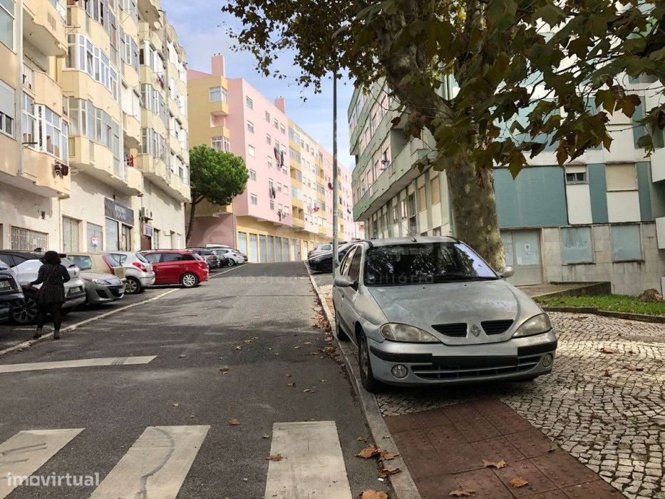 Loja com 210m² em cave com acesso direto à rua