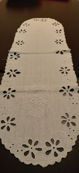 Pano de mesa bordado em linho