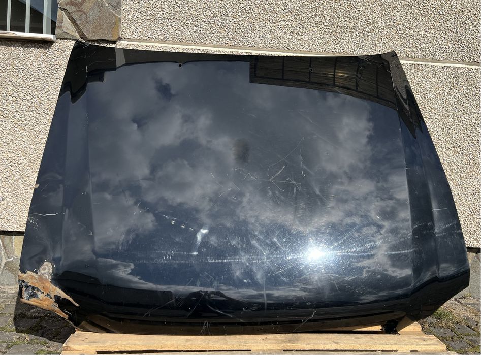 Капот Lexus LX 470.