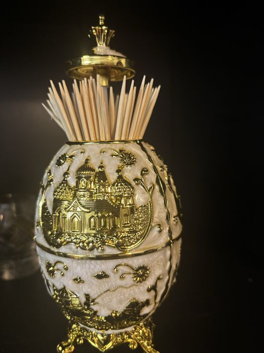 Jajo na wykałaczki .