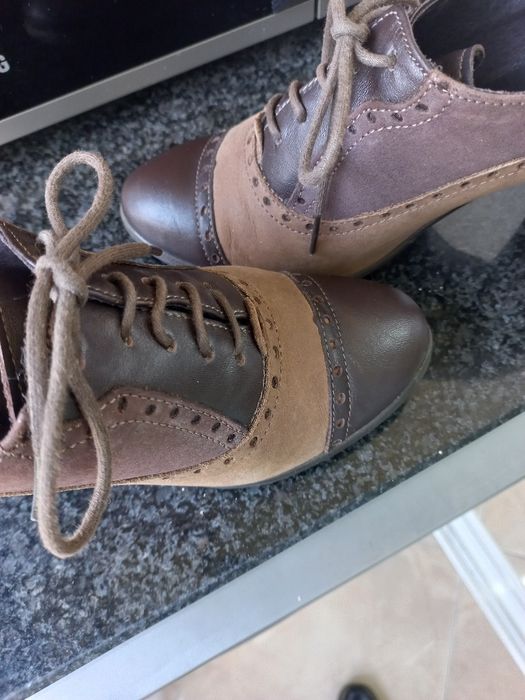 Sapatos em pele castanhos