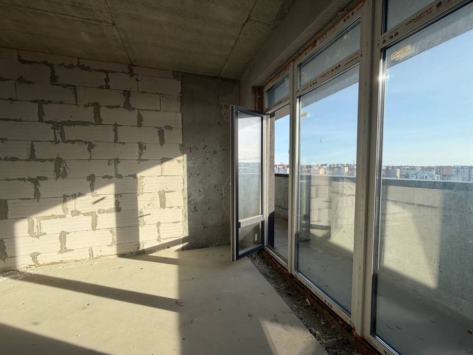 Простора 1-кімнатна квартира з панорамним видом на парк .