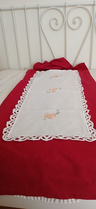Naperon bordado e debruado a crochet