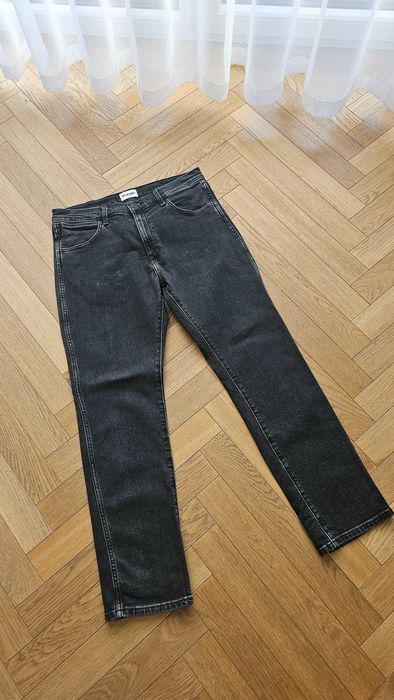 Jeansy Wrangler Larston, 33×30, stan bardzo dobry.