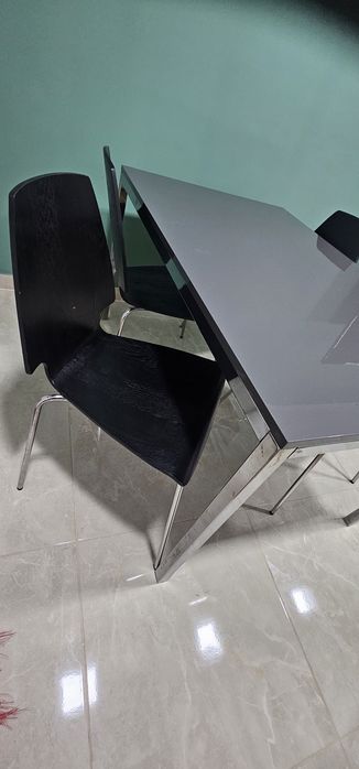 Vendo mesa com 4 cadeiras
