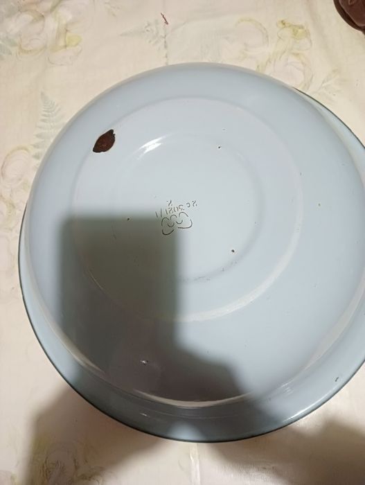 Миска алюминиевая. Эмалированная, пластмасовые. Бутыли стеклянные 10л.