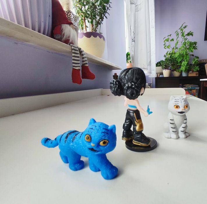 K-pop Demon Hunters - zestaw 3 figurek Zoey i tygrys Derpy.