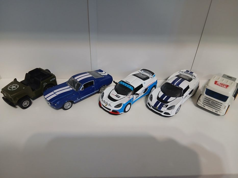 Машинки Hot Wheels і інші бренди
