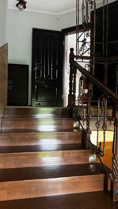 Унікальний будинок з власним парком і озером