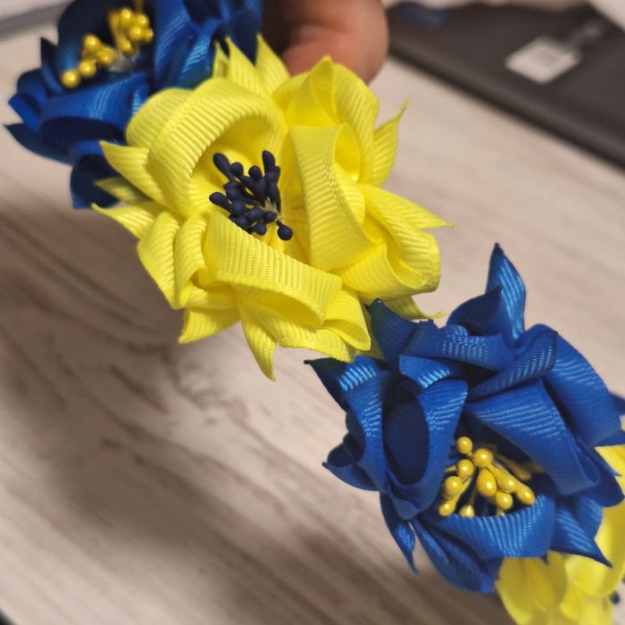 Вінок із квітв зі стрічки.