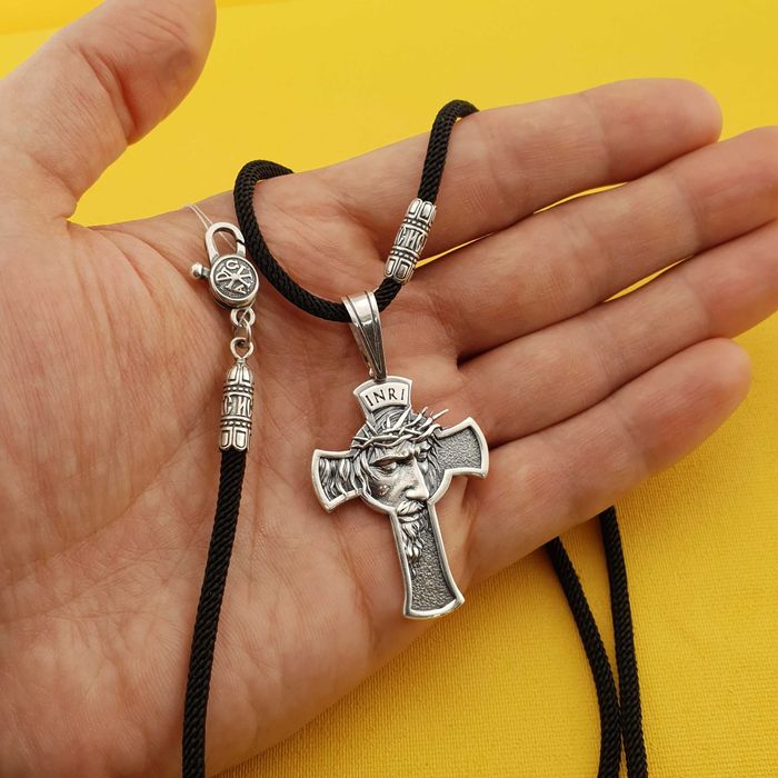 Чоловійчий срібний кулон хрест на шовкому шнурі з накладками