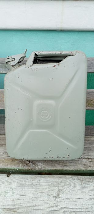 Канистра 20 л. Микро отверстие сбоку, посредине