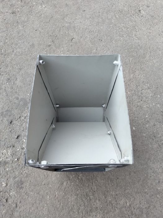 Бункерні годівнички для кролів.