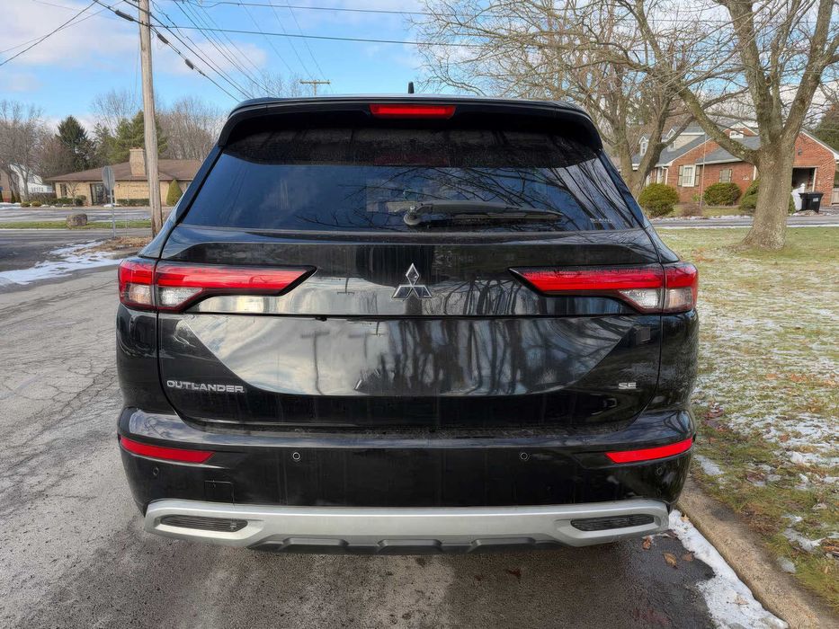 Mitsubishi Outlander      2023