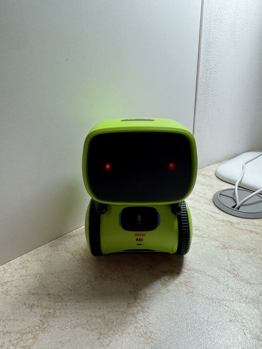 Розумний робот говорить та виконує команди