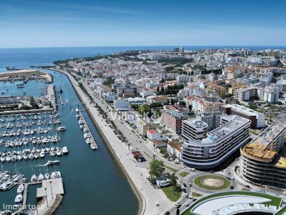 Loja ao lado da Marina em uma zona muito movimentada com montras am...