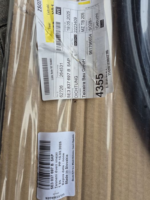 Nowa oryginalna uszczelka drzwi Skoda Octavia 4. 5E3.837.697B