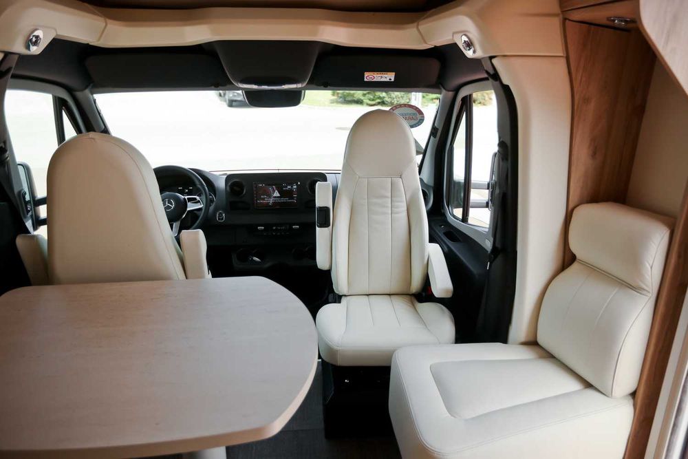 Wynajem NOWY LUKSUSOWY Kamper Mercedes  / 4 Osobowy