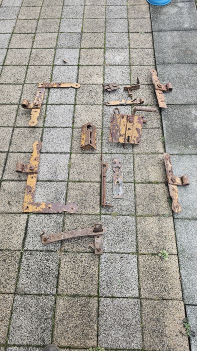 Stare okucia drzwiowe