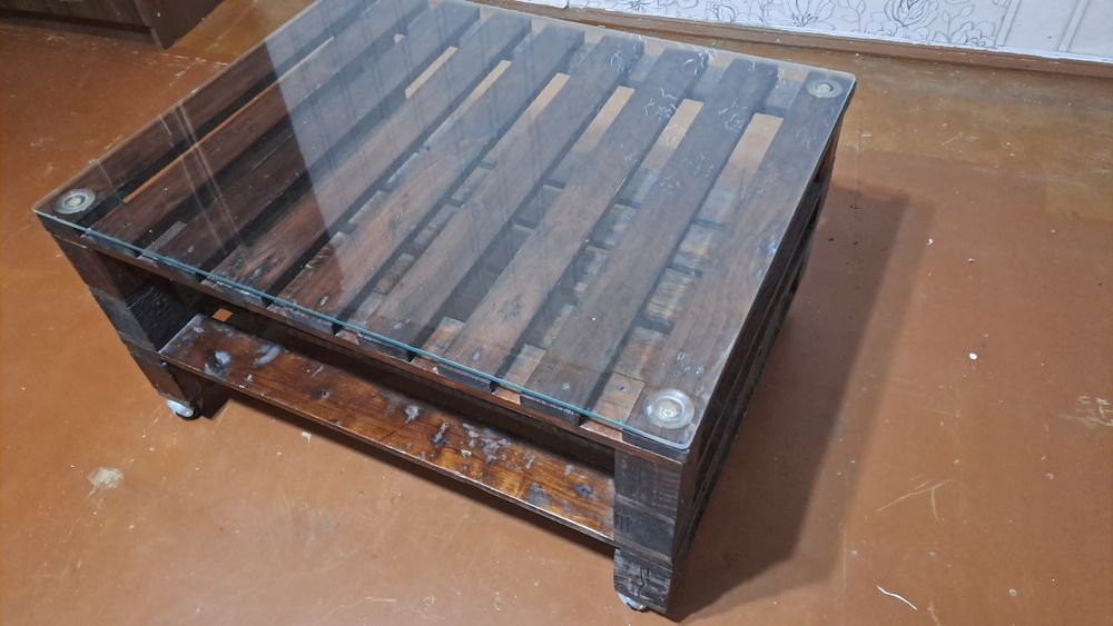 Столик з палет стіклянний