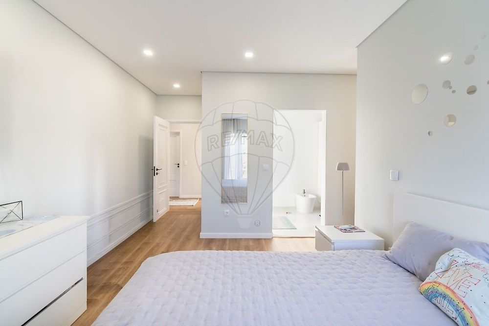 Cama Malm com gavetas e mesas de cabeceira
