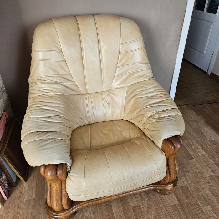 Elegancki komplet mebli wypoczynkowych – skóra + lite drewno