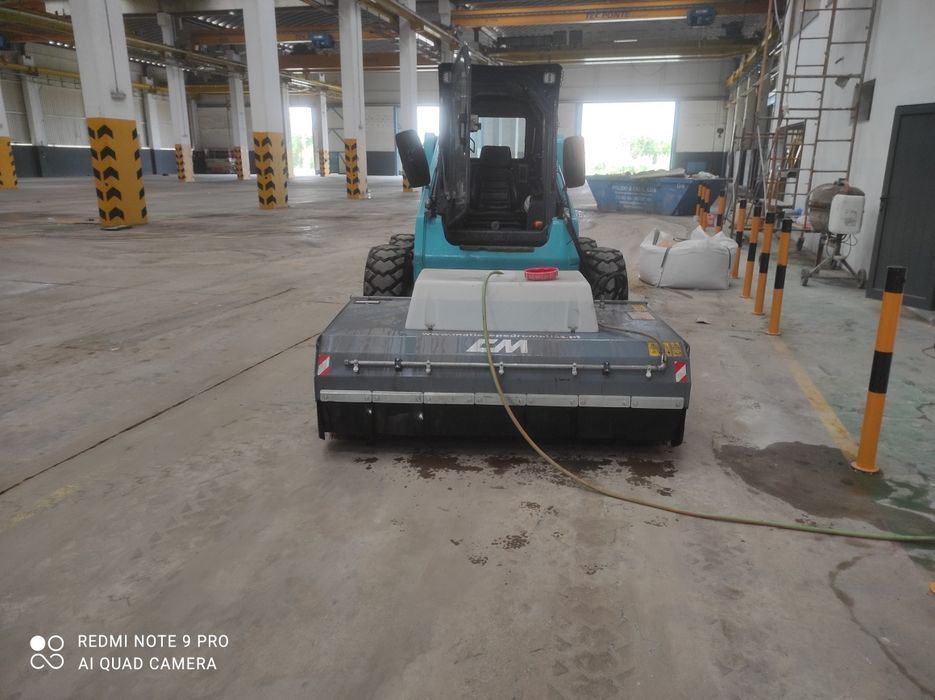 Prestação de serviços de vários tipos de máquinas agrícolas e obras,.