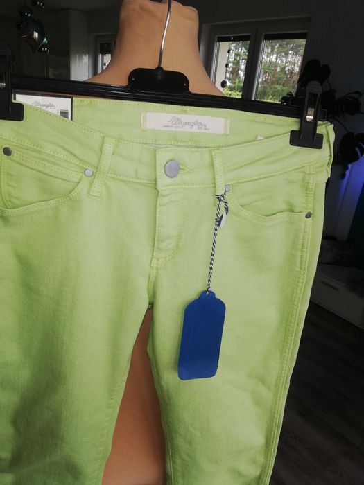 W25 L32 limonkowe nowe spodnie damskie jeansy rurki Wrangler
