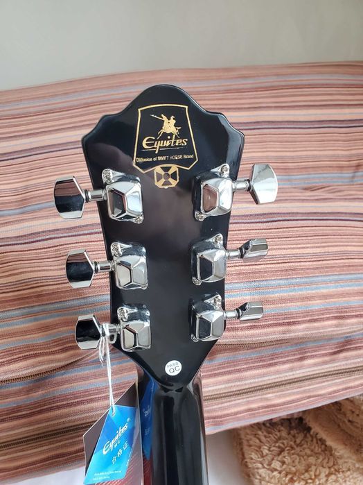 акустическая черная гитара с усиленным грифом