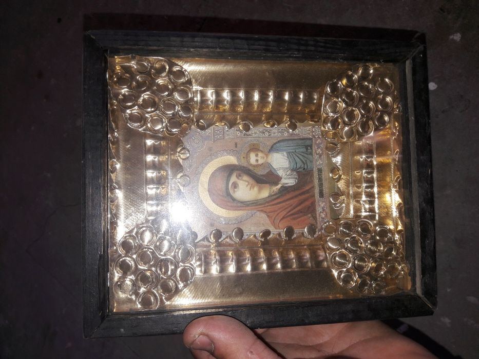 Старая икона Божьей Матери под стеклом в позолоте в деревянной рамке