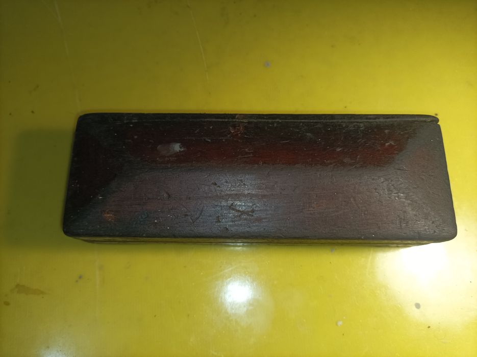 Вінтажний заточний камінь карборунд у дерев’яному боксі