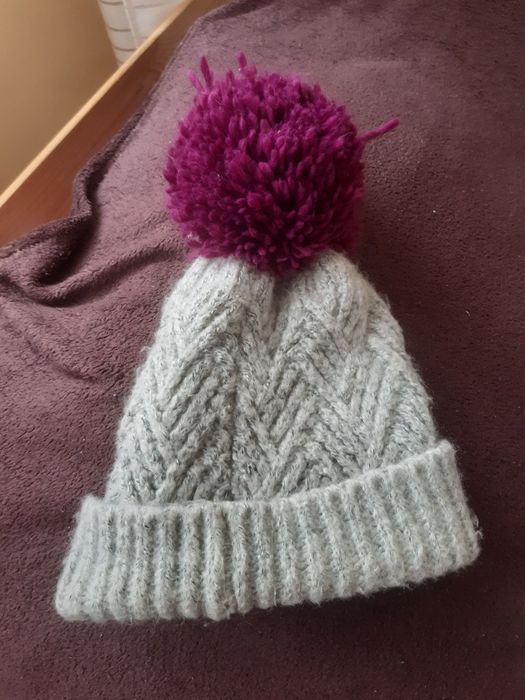 Szara czapka damska Medicine z pomponem