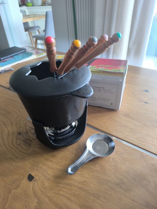 Żeliwny zestaw do Fondue dla 6 osób z palnikiem parafinowym  używany