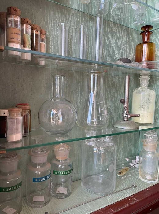 Armário vitrine com reagentes e material de vidro
