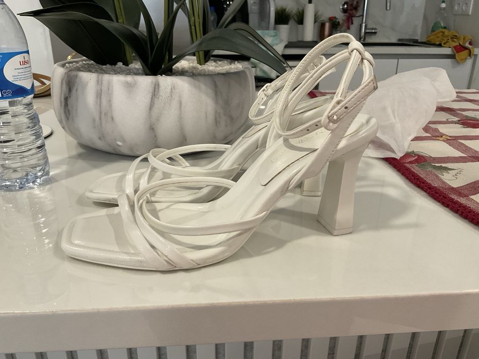 Sapatos de salto alto brancos