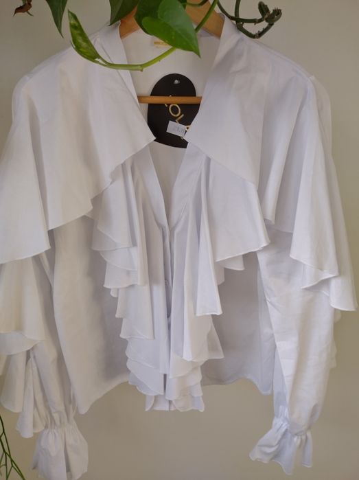 Biała koszula z dużym żabotem