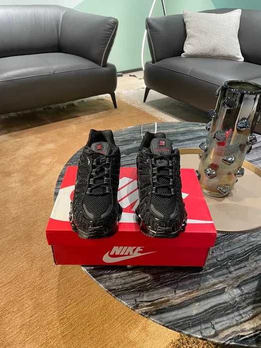 Buty sportowe Nike TL z czarno-czerwoną etykietą 40