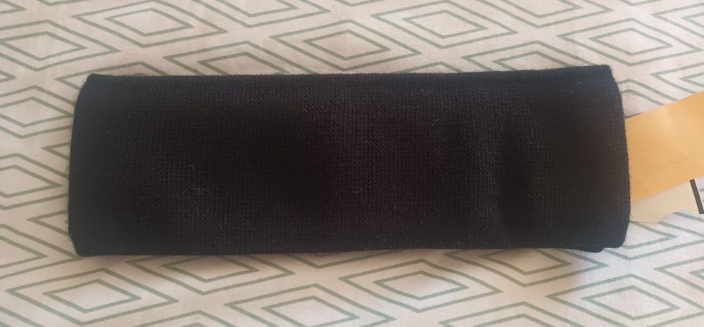 Fita para a cabeça para manter as orelhas quentes enquanto faz ski.