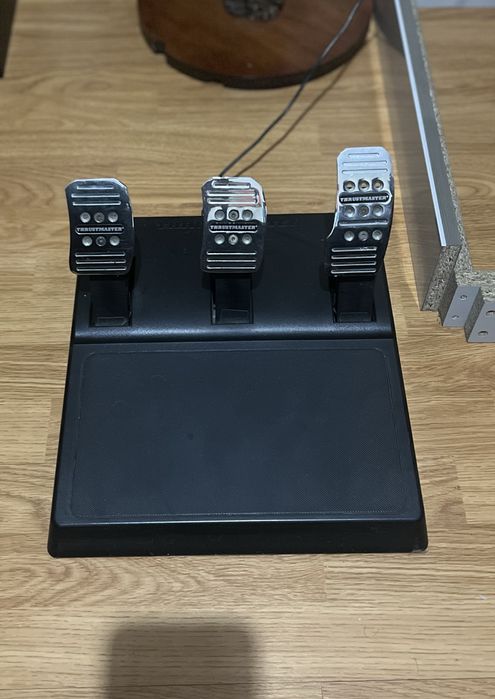 Volante e pedais trustmaster t150 pro