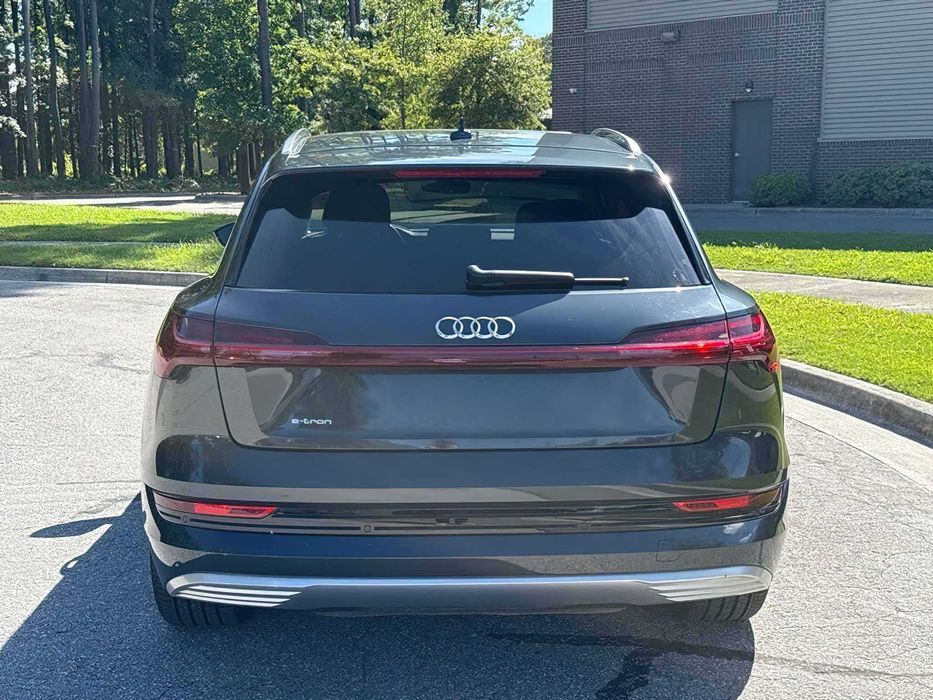 Audi e-tron      2019