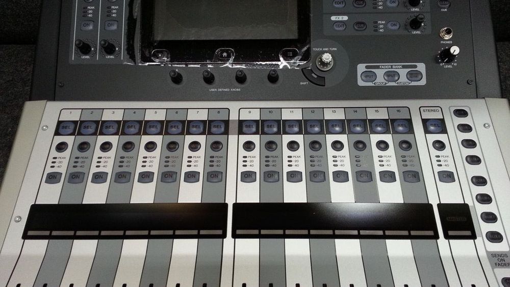 Мікшерний пульт YAMAHA TF 1